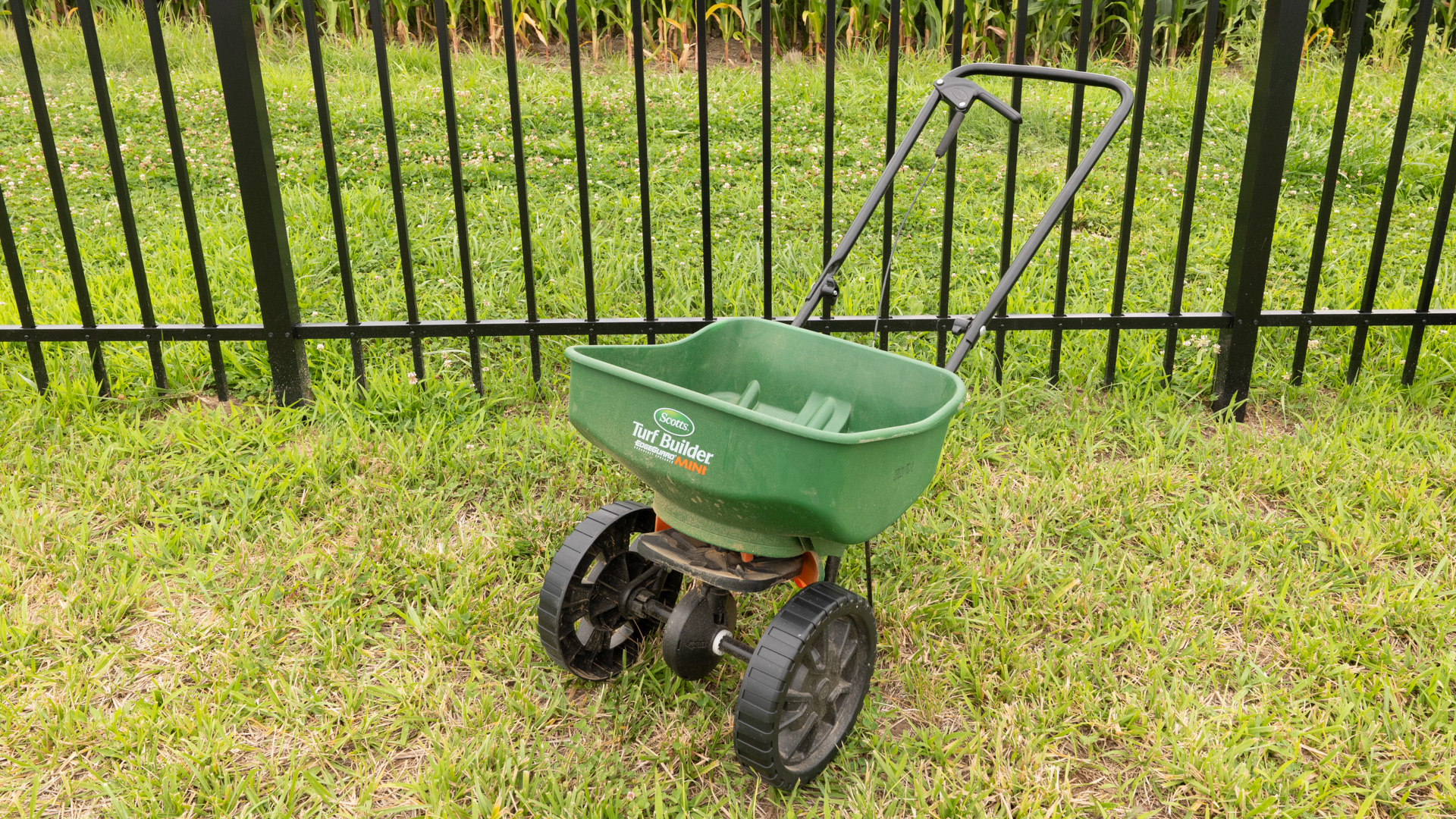 Watch Scotts Turf Builder Mini Spreader with Edge Guard Review on